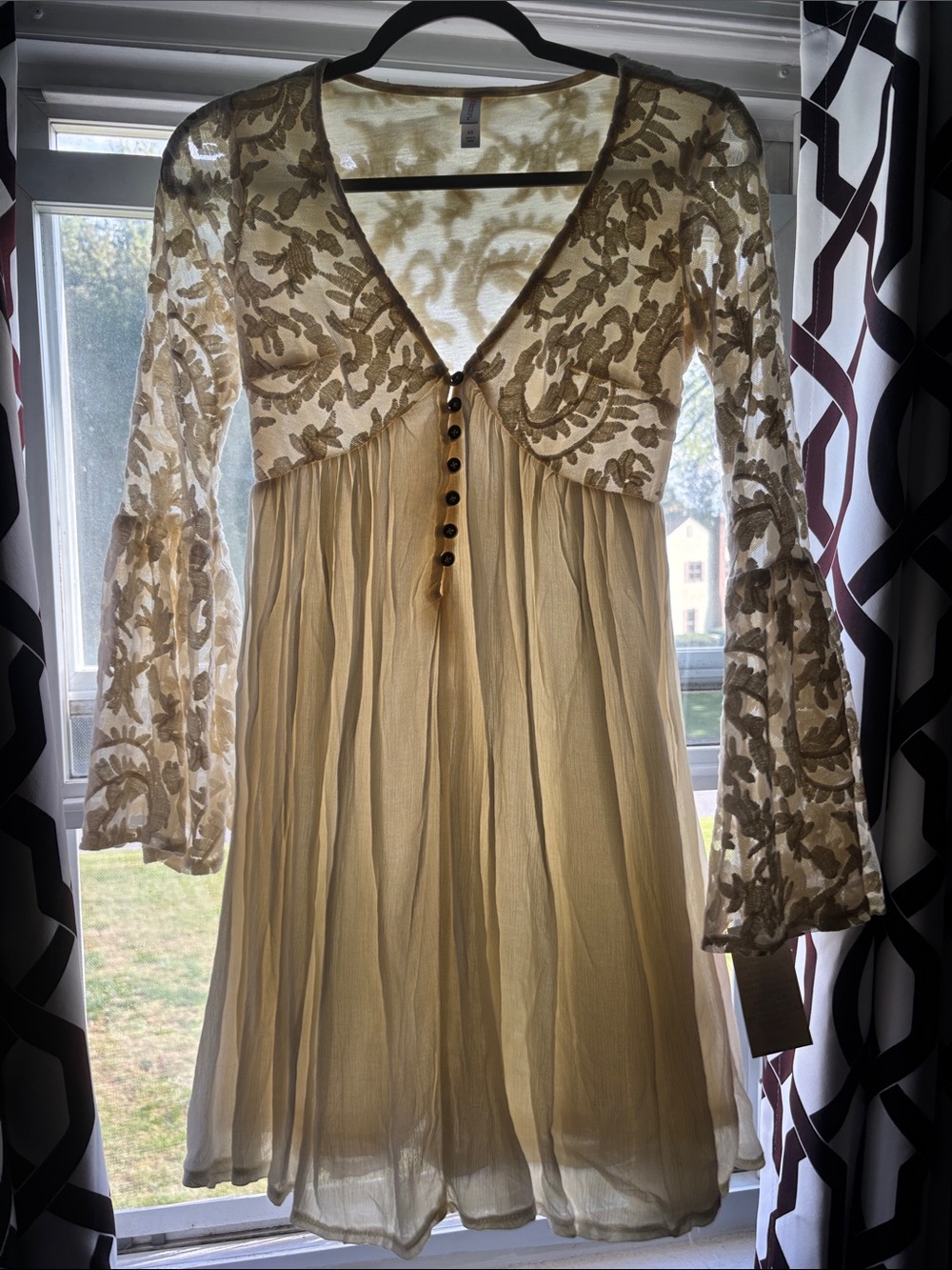 Beautifully Detailed Cream Layered Lace v-neck Mini Top/Dress -size XS    NWT